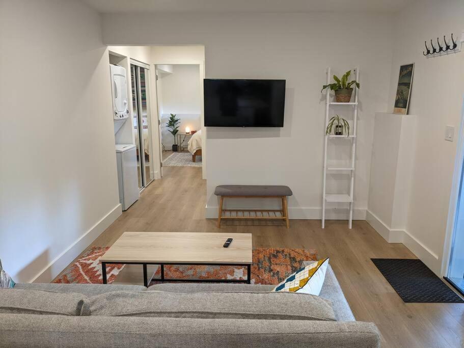 Bright Modern 1Br Suite In Sooke Village Core Kültér fotó