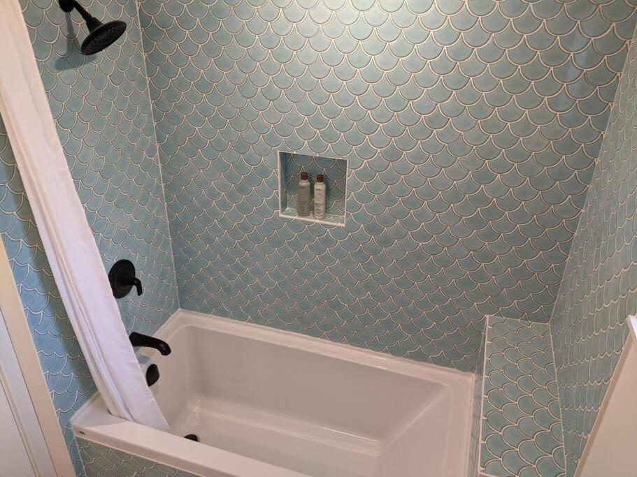 Bright Modern 1Br Suite In Sooke Village Core Kültér fotó