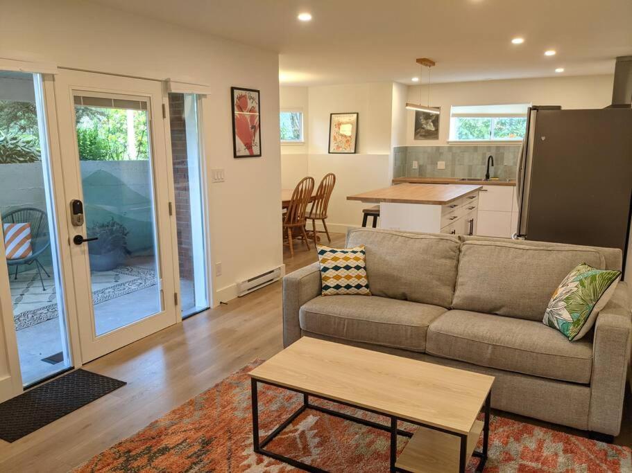 Bright Modern 1Br Suite In Sooke Village Core Kültér fotó